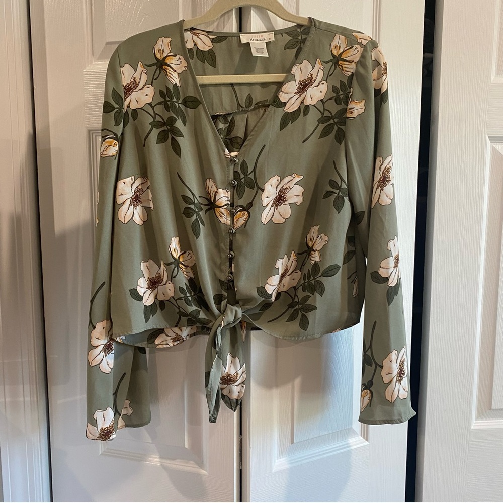Urban Romantics | Green floral blouse with tie front
